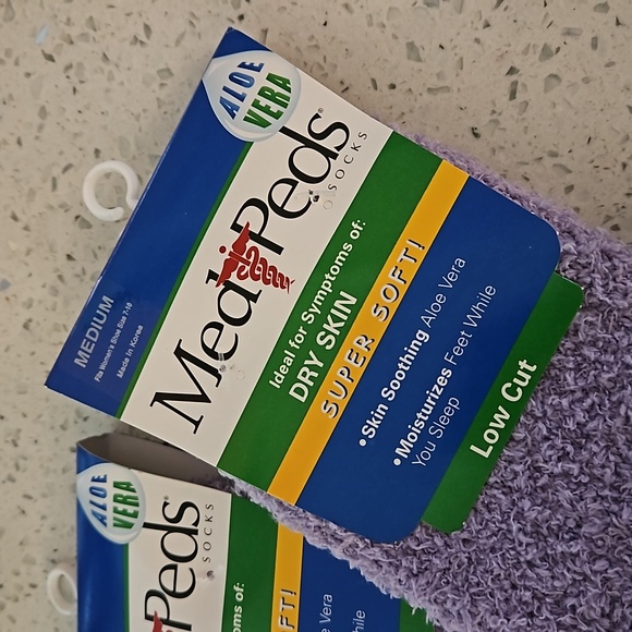 2 PAIRS MED PEDS SOCKS SUPER SOFT FUZZY FOR DRY SKIN WITH ALOE VERA - Picture 2 of 4